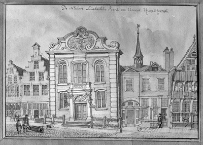 37580 Gezicht op de Hamburgerstraat te Utrecht met de Lutherse kerk en de aangenzende huizen, waarvan een met een ...